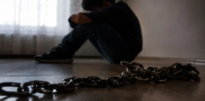 15 yaşındaki engelli çocuk zincirle bağlı halde bulundu
